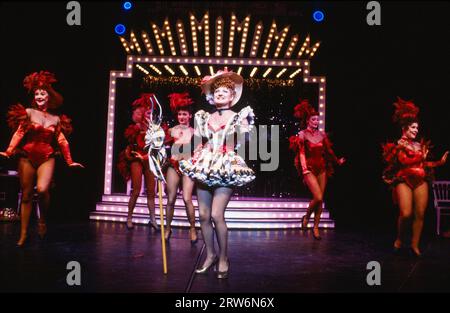 Centro: Julia McKenzie (Miss Adelaide) destra: Imelda Staunton (Mimi) con Hot Box Girls in GUYS AND DOLLS basato sulla storia e i personaggi di Damon Runyon all'Olivier Theatre, National Theatre, Londra SE1 09/03/1982 musica e testi: Frank Loesser libro: Jo Swerling & Abe Burrows Set design: John Gunter Costumes: sue Blane lighting: David Hersey coreografia: David Toguri regista: Richard Eyre Foto Stock