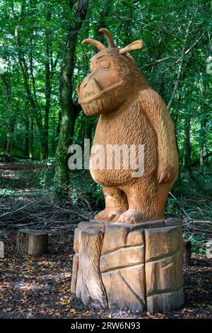 Sculture in legno di personaggi del Gruffalo di Julia Donaldson, nel National Botanic Garden of Wales, Carmarthenshire Foto Stock