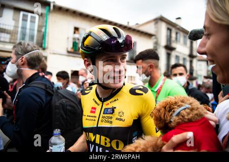 Jonas Vingegaard (Jumbo-Visma) accarezza il cane Sep Kuss chiamato bimba alla fine della 20a tappa della gara di ciclismo spagnola la Vuelta il 16 settembre 2023 a Guadarrama, in Spagna Foto Stock