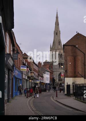 Newark-on-Trent, Nottinghamshire, Regno Unito - 3 dicembre 2022: La curva di Kirk Gate, che conduce verso la chiesa di Santa Maria Maddalena. Foto Stock