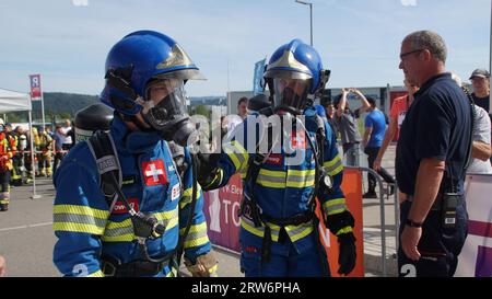 17 settembre 2023, Baden-Württemberg, Rottweil: I partecipanti all'evento di corsa delle scale 'Towerrun' sono in movimento presso il luogo dell'evento. Circa 1200 persone volevano conquistare la torre di prova dell'ascensore ThyssenKrupp a Rottweil domenica. Secondo gli organizzatori, professionisti, atleti dilettanti e vigili del fuoco copriranno i 1390 gradini dell'edificio e i 232 metri di altitudine durante il "ThyssenKrupp Elevator Towerrun". Foto: S. Maurer/dpa Foto Stock