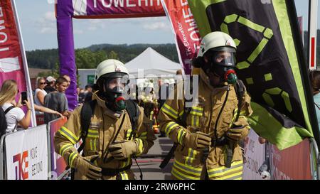 17 settembre 2023, Baden-Württemberg, Rottweil: I partecipanti all'evento di corsa delle scale 'Towerrun' sono in movimento presso il luogo dell'evento. Circa 1200 persone volevano conquistare la torre di prova dell'ascensore ThyssenKrupp a Rottweil domenica. Secondo gli organizzatori, professionisti, atleti dilettanti e vigili del fuoco copriranno i 1390 gradini dell'edificio e i 232 metri di altitudine durante il "ThyssenKrupp Elevator Towerrun". Foto: S. Maurer/dpa Foto Stock