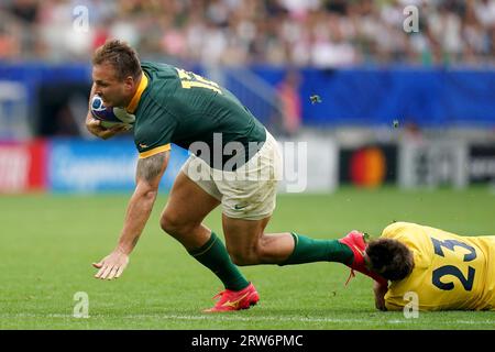 Il sudafricano Andre Esterhuizen (a sinistra) si allontana dal romeno Gabriel Pop durante la Coppa del mondo di rugby 2023, partita in piscina B allo stadio Matmut Atlantique, Francia. Data foto: Domenica 17 settembre 2023. Foto Stock