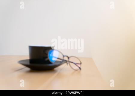 Tazza di caffè mattutina con bicchieri su un tavolo di legno Foto Stock