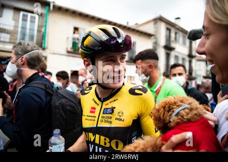 Guadarrama, Spagna. 16 settembre 2023. Jonas Vingegaard (Jumbo-Visma) accarezza il cane Sep Kuss chiamato bimba al termine della 20a tappa della gara di ciclismo spagnola la Vuelta il 16 settembre 2023 a Guadarrama, Spagna (foto di Alberto Gardin/SOPA Images/Sipa USA) credito: SIPA USA/Alamy Live News Foto Stock