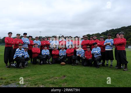 Buccleuch Park, Hawick, Regno Unito. 17 settembre 2023. Domenica 17 settembre al Buccleuch Park, per gentile concessione di Hawick e Wilton Cricket Club, una rievocazione della prima partita di Hawick contro Langholm che si svolse sul campo di cricket. Le squadre Hawick e Langholm saranno vestite con l'equipaggiamento da rugby di 150 anni fa. L'arbitro di Kelso Colin Henderson è stato un consulente storico sulle leggi che sarebbero state in vigore quando quella prima partita fu giocata il 7 febbraio 1874, il risultato finale come allora era oggi un pareggio 0- 0. Credito: Rob Gray/Alamy Live News Foto Stock