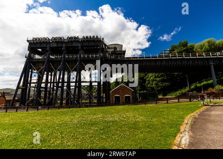 ANDERTON, INGHILTERRA - JUN 11 2022: Veduta dell'Anderton Boat Lift, che collega verticalmente il fiume Weaver e il Trent and Mersey Canal, ampio angolo, terra Foto Stock