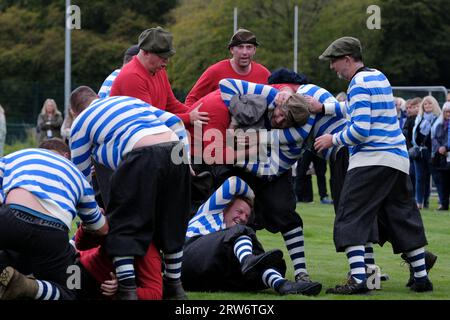 Buccleuch Park, Hawick, Regno Unito. 17 settembre 2023. Domenica 17 settembre al Buccleuch Park, per gentile concessione di Hawick e Wilton Cricket Club, una rievocazione della prima partita di Hawick contro Langholm che si svolse sul campo di cricket. Le squadre Hawick e Langholm saranno vestite con l'equipaggiamento da rugby di 150 anni fa. L'arbitro di Kelso Colin Henderson è stato un consulente storico sulle leggi che sarebbero state in vigore quando quella prima partita fu giocata il 7 febbraio 1874, il risultato finale come allora era oggi un pareggio 0- 0. Credito: Rob Gray/Alamy Live News Foto Stock