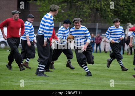 Buccleuch Park, Hawick, Regno Unito. 17 settembre 2023. Domenica 17 settembre al Buccleuch Park, per gentile concessione di Hawick e Wilton Cricket Club, una rievocazione della prima partita di Hawick contro Langholm che si svolse sul campo di cricket. Le squadre Hawick e Langholm saranno vestite con l'equipaggiamento da rugby di 150 anni fa. L'arbitro di Kelso Colin Henderson è stato un consulente storico sulle leggi che sarebbero state in vigore quando quella prima partita fu giocata il 7 febbraio 1874, il risultato finale come allora era oggi un pareggio 0- 0. Credito: Rob Gray/Alamy Live News Foto Stock