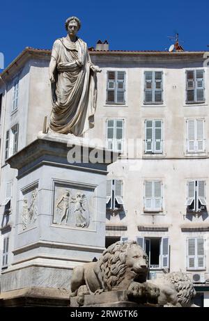 Il Napoleon Bonoparte monumento e case colorate di Ajaccio Corsica. Foto Stock