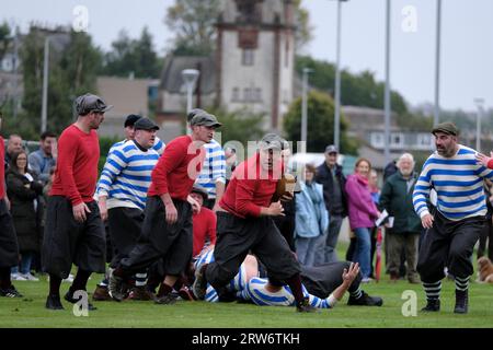 Buccleuch Park, Hawick, Regno Unito. 17 settembre 2023. Domenica 17 settembre al Buccleuch Park, per gentile concessione di Hawick e Wilton Cricket Club, una rievocazione della prima partita di Hawick contro Langholm che si svolse sul campo di cricket. Le squadre Hawick e Langholm saranno vestite con l'equipaggiamento da rugby di 150 anni fa. L'arbitro di Kelso Colin Henderson è stato un consulente storico sulle leggi che sarebbero state in vigore quando quella prima partita fu giocata il 7 febbraio 1874, il risultato finale come allora era oggi un pareggio 0- 0. Credito: Rob Gray/Alamy Live News Foto Stock
