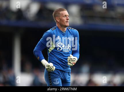 Il portiere dell'Everton Jordan Pickford si scalda davanti alla partita di Premier League a Goodison Park, Liverpool. Data foto: Domenica 17 settembre 2023. Foto Stock