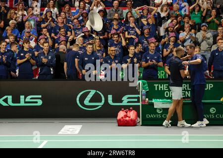 Manchester, Regno Unito. 17 settembre 2023. Leon Smith l'allenatore dell'Inghilterra e gli altri membri della squadra si congratulano con Daniel Evans (GBR) per aver vinto la sua partita contro Arthur Fils (fra) durante la partita di Coppa Davis tra Gran Bretagna e Francia a Manchester AO Arena, Manchester, Regno Unito, il 17 settembre 2023 (foto di Conor Molloy/News Images) a Manchester, Regno Unito il 17/9/2023. (Foto di Conor Molloy/News Images/Sipa USA) credito: SIPA USA/Alamy Live News Foto Stock