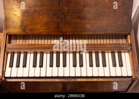 Vecchi tasti piano, vista dall'alto Foto Stock