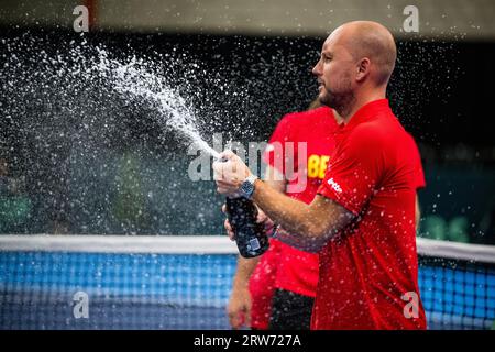 Hasselt, Belgio. 17 settembre 2023. Il capitano belga Steve Darcis festeggia dopo aver vinto una partita di tennis tra il belga De Loore e l'uzbeko Sultanov, la quarta partita nel primo turno del girone del mondo di Coppa Davis tra Belgio e Uzbekistan, domenica 17 settembre 2023, ad Hasselt. BELGA PHOTO JASPER JACOBS Credit: Belga News Agency/Alamy Live News Foto Stock