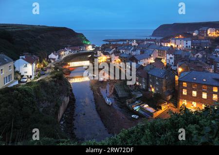 Staithes Village a Dusk durante lo Staithes Festival of Arts and Heritage, North Yorkshire, Regno Unito Foto Stock