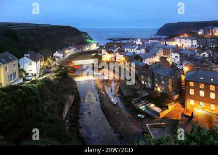 Staithes Village a Dusk durante lo Staithes Festival of Arts and Heritage, North Yorkshire, Regno Unito Foto Stock