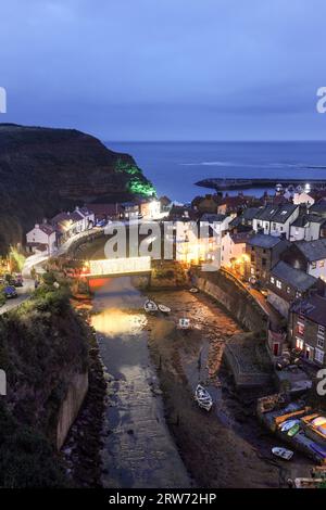 Staithes Village a Dusk durante lo Staithes Festival of Arts and Heritage, North Yorkshire, Regno Unito Foto Stock