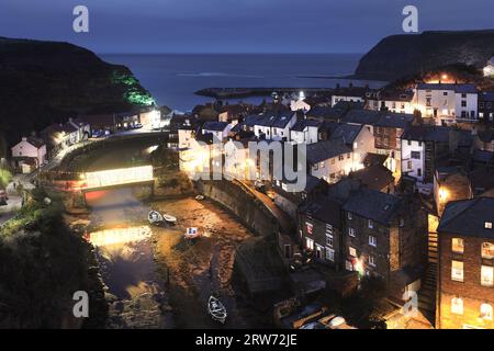 Staithes Village a Dusk durante lo Staithes Festival of Arts and Heritage, North Yorkshire, Regno Unito Foto Stock