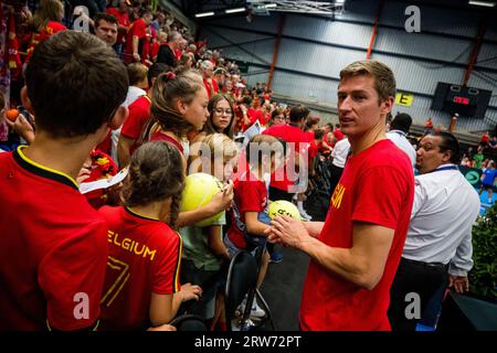 Hasselt, Belgio. 17 settembre 2023. Il belga Kimmer Coppejans festeggia con i tifosi dopo una partita di tennis tra il belga De Loore e Uzbek Sultanov, la quarta partita nel primo turno del girone del mondo di Coppa Davis tra Belgio e Uzbekistan, domenica 17 settembre 2023, ad Hasselt. BELGA PHOTO JASPER JACOBS Credit: Belga News Agency/Alamy Live News Foto Stock