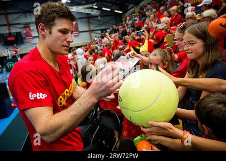 Hasselt, Belgio. 17 settembre 2023. Il belga Joris De Loore festeggia con i tifosi dopo una partita di tennis tra il belga De Loore e Uzbek Sultanov, la quarta partita nel primo turno del girone del Mondiale di Coppa Davis tra Belgio e Uzbekistan, domenica 17 settembre 2023, ad Hasselt. BELGA PHOTO JASPER JACOBS Credit: Belga News Agency/Alamy Live News Foto Stock