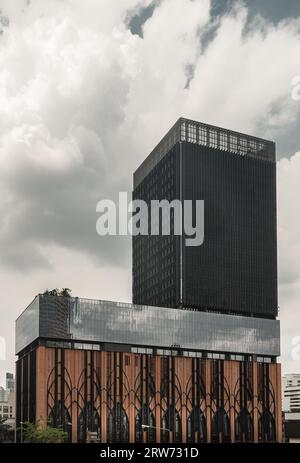 Bangkok, Thailandia - 15 maggio 2022 - splendida vista del grattacielo con moderni edifici architettonici esterni nel quartiere centrale degli affari di Bangkok, ci Foto Stock