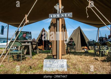 Nijmegen, Paesi Bassi. 16 settembre 2023. Visione generale della replica di una tenda per i giornalisti di guerra durante la seconda guerra mondiale. Questo mese saranno 79 anni fa che le truppe della 82esima Divisione aviotrasportata americana attraversarono il fiume Waal a Nijmegen, per liberare la città dagli occupanti tedeschi. Per questo motivo, un accampamento della seconda guerra mondiale fu ricreato sulla riva del fiume, dove i reenattori (partecipanti in autentico abbigliamento militare) portarono i visitatori indietro nel tempo con la storia vivente. (Foto di Ana Fernandez/SOPA Images/Sipa USA) credito: SIPA USA/Alamy Live News Foto Stock