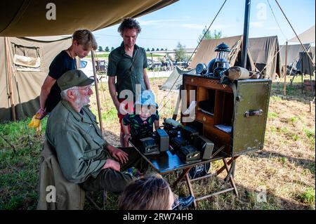 Nijmegen, Paesi Bassi. 16 settembre 2023. Un uomo ha visto spiegare cose sulla seconda guerra mondiale. Questo mese saranno 79 anni fa che le truppe della 82esima Divisione aviotrasportata americana attraversarono il fiume Waal a Nijmegen, per liberare la città dagli occupanti tedeschi. Per questo motivo, un accampamento della seconda guerra mondiale fu ricreato sulla riva del fiume, dove i reenattori (partecipanti in autentico abbigliamento militare) portarono i visitatori indietro nel tempo con la storia vivente. (Foto di Ana Fernandez/SOPA Images/Sipa USA) credito: SIPA USA/Alamy Live News Foto Stock