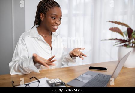 La giovane coach di affari di colore ha una videoconferenza con gli studenti Foto Stock