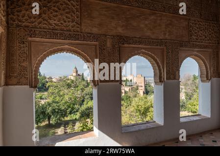 Punto panoramico centrale del Patio de la Acequia nel Generalife da cui è possibile vedere il paesaggio dell'Alhambra Foto Stock