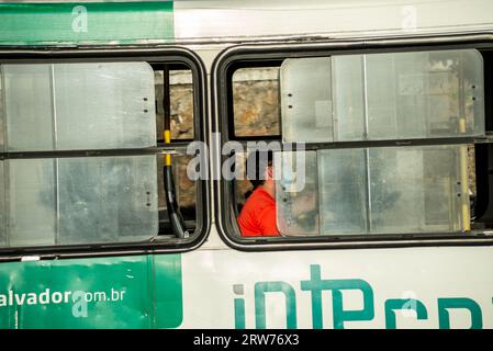 Salvador, Bahia, Brasile - 12 dicembre 2021: Passeggeri che indossano una maschera protettiva contro la covid all'interno di un autobus pubblico nella città di Salvador, Bahia. Foto Stock