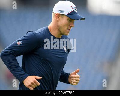 Nashville, Tennessee, Stati Uniti. 17 settembre 2023. Il quarterback dei Tennessee Titans Ryan Tannehill (17) corre contro i Los Angeles Chargers durante il riscaldamento di una gara della NFL tra i Los Angeles Chargers e i Tennessee Titans a Nashville, Tennessee. Steve Roberts/CSM/Alamy Live News Foto Stock