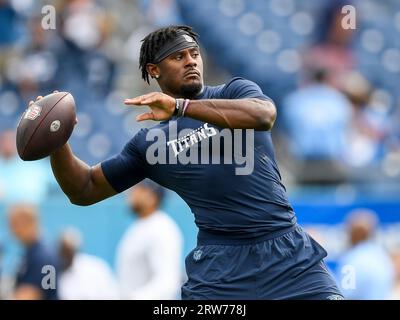 Nashville, Tennessee, Stati Uniti. 17 settembre 2023. Il quarterback dei Tennessee Titans Malik Willis (7) lanciò durante il riscaldamento di una gara della NFL tra i Los Angeles Chargers e i Tennessee Titans a Nashville, Tennessee. Steve Roberts/CSM/Alamy Live News Foto Stock