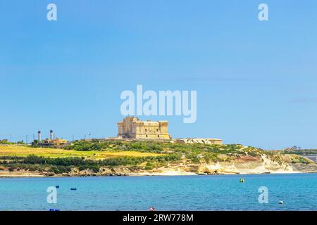 St Lucians Tower o IT-torri ta' San Lucjan in maltese, una grande torre fortificata dei Cavalieri di San Giovanni che si affaccia sulla baia di Marsaxlokk, Malta. Foto Stock