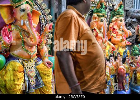 Gli idoli di Lord Ganesha sono esposti in un negozio per il prossimo festival Ganesh Chaturthi presso l'Artist hub Kumortuli. Il festival Ganesh Chaturthi è il festival annuale di culto degli indù. Si crede che Lord Ganesha sia il Dio dei nuovi inizi e il rimuovitore degli ostacoli, così come il dio della saggezza, dell'intelligenza, della fortuna e della prosperità. Foto Stock