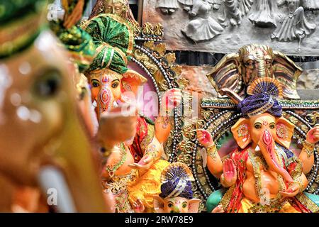 Gli idoli di Lord Ganesha sono esposti in un negozio per il prossimo festival Ganesh Chaturthi presso l'Artist hub Kumortuli. Il festival Ganesh Chaturthi è il festival annuale di culto degli indù. Si crede che Lord Ganesha sia il Dio dei nuovi inizi e il rimuovitore degli ostacoli, così come il dio della saggezza, dell'intelligenza, della fortuna e della prosperità. Foto Stock