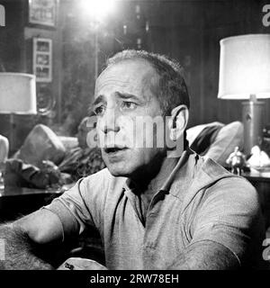 HUMPHREY BOGART ritratto sincero senza parrucchiere in posizione non identificata da G. ERNIE STOUT intorno al maggio 1954 Foto Stock