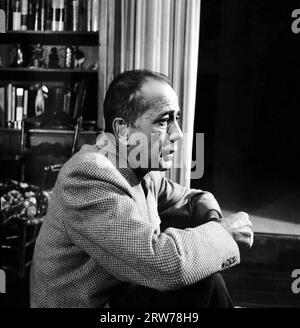 HUMPHREY BOGART ritratto sincero senza parrucchiere in posizione non identificata da ERNIE STOUT intorno al maggio 1954 Foto Stock