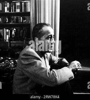 HUMPHREY BOGART ritratto sincero senza parrucchiere in posizione non identificata da ERNIE STOUT intorno al maggio 1954 Foto Stock