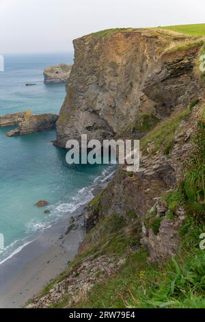 Spettacolari scogliere della Cornovaglia e mare turchese con faraglioni rocciosi e praterie costiere Foto Stock