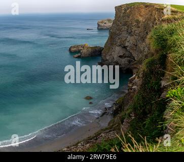 Spettacolare panorama sulla scogliera della Cornovaglia con mare turchese e aspre pile di pietra calcarea Foto Stock