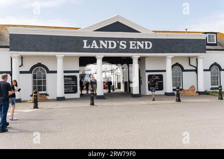 Edificio del centro visitatori Land's End con colonne bianche e tetto in ardesia in Cornovaglia Foto Stock
