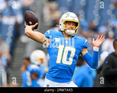 Nashville, Tennessee, Stati Uniti. 17 settembre 2023. Il quarterback dei Los Angeles Chargers Justin Herbert (10) si scalda durante la pre-partita di una partita della NFL tra i Los Angeles Chargers e i Tennessee Titans a Nashville, Tennessee. Steve Roberts/CSM/Alamy Live News Foto Stock