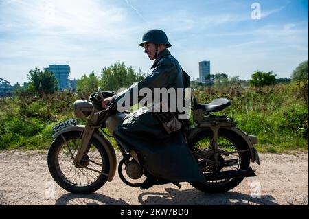 Nijmegen, Gelderland, Paesi Bassi. 16 settembre 2023. Un uomo visto in moto militare. Questo mese saranno 79 anni fa che le truppe della 82esima Divisione aviotrasportata americana attraversarono il fiume Waal a Nijmegen, per liberare la città dagli occupanti tedeschi. Per questo motivo, un accampamento della seconda guerra mondiale fu ricreato sulla riva del fiume, dove i reenattori (partecipanti in autentico abbigliamento militare) portarono i visitatori indietro nel tempo con la storia vivente. (Immagine di credito: © Ana Fernandez/SOPA Images via ZUMA Press Wire) SOLO USO EDITORIALE! Non per USO commerciale! Foto Stock