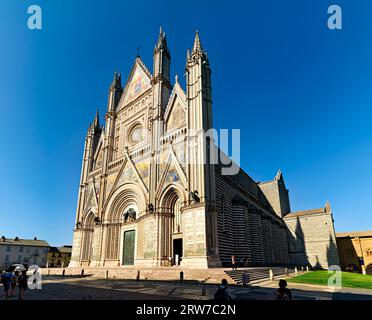 Facciata del Duomo di Orvieto con dettagli intricati sotto un cielo azzurro Foto Stock