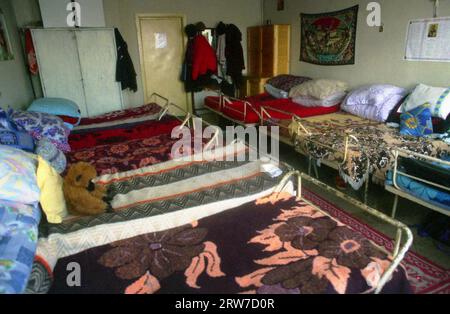 Branesti, Contea di Ilfov, Romania, 1999. Seminario teologico dormitorio per ragazze al Monastero di Pasarea. Foto Stock