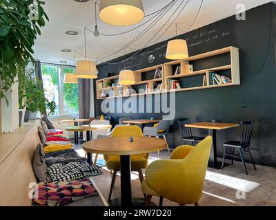 Praga, repubblica Ceca - 7 settembre 2023: Interno di una caffetteria non-stop con spazio per lo studio. Luogo di coworking popolare tra gli studenti per l'istruzione e.. Foto Stock