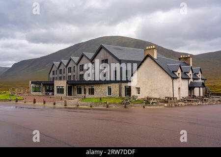 Case di montagna lungo la strada che attraversa la splendida valle di Glencoe, in Scozia Foto Stock