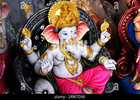 14 settembre 2023, Pune, Maharashtra, fotografia di Lord ganapati Idol, Ganesha o Ganapati in vendita al negozio in occasione dell'evento del festival Ganesh in India. Foto Stock