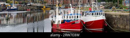 Due barche a Port Glasgow presso il molo James Watt Foto Stock